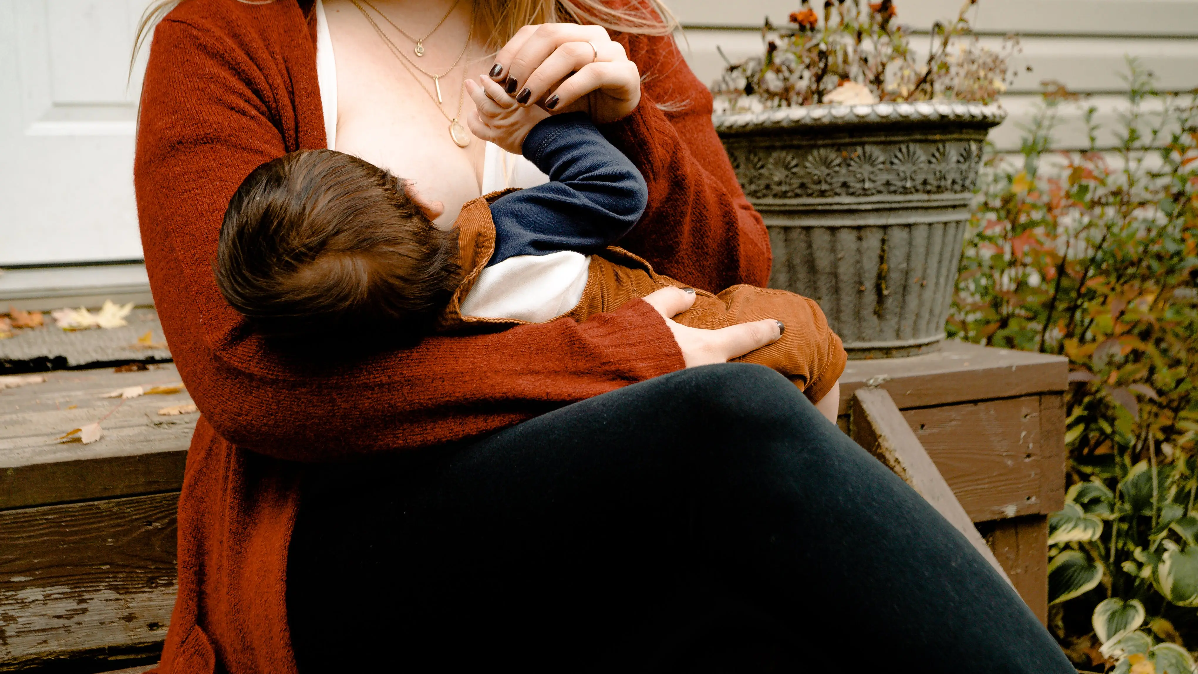 Imagen de archivo de una mujer dando el pecho a su bebé