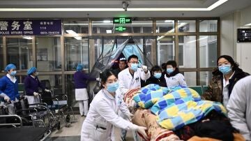 Atienden a los heridos tras el terremoto en China