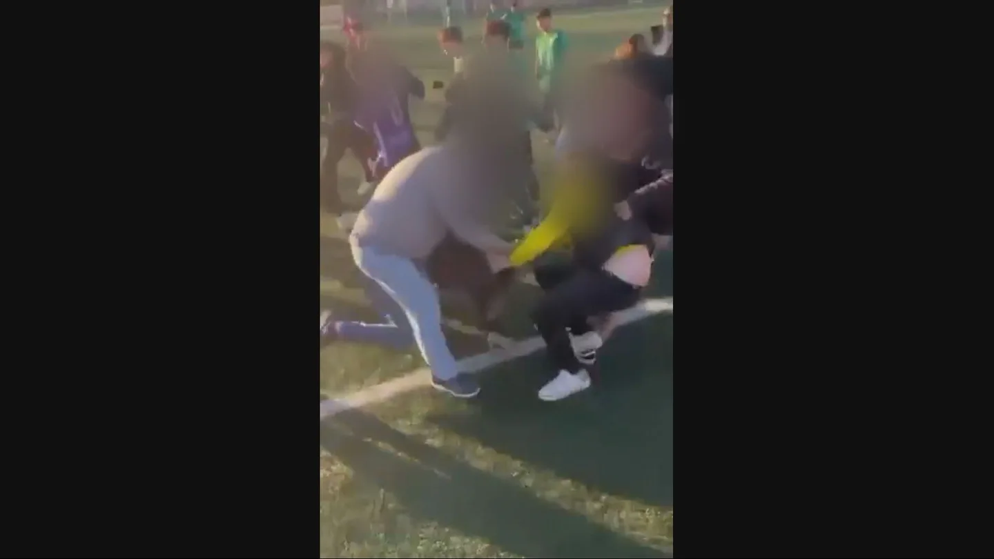 Brutal pelea entre los padres de los menores de 15 años jugadores de dos equipos de fútbol Vic, Barcelona Brutal pelea entre los padres de los menores de 15 años jugadores de dos equipos de fútbol Vic, Barcelona