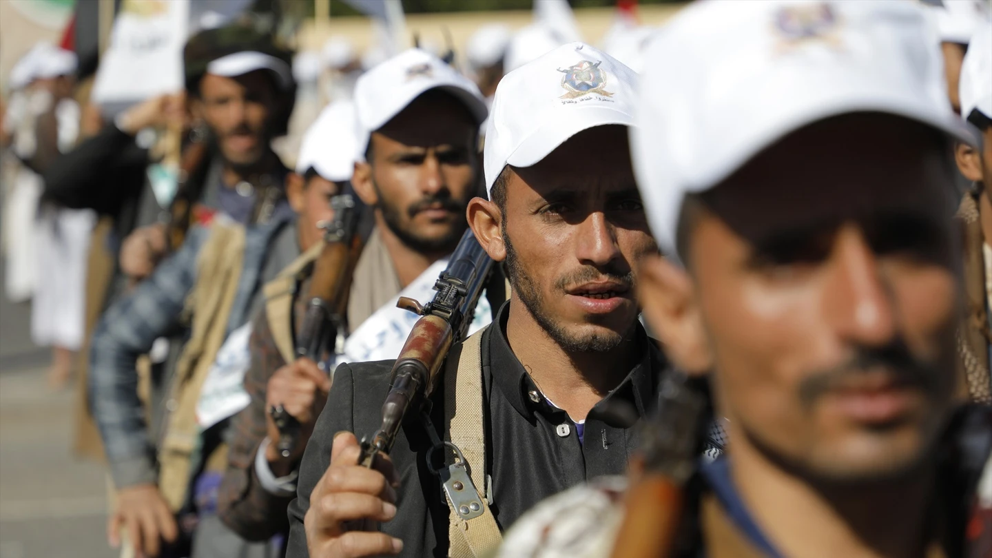 Miembros de los hutíes durante un desfile militar en la capital de Yemen, Saná. Miembros de los hutíes durante un desfile militar en la capital de Yemen, Saná.