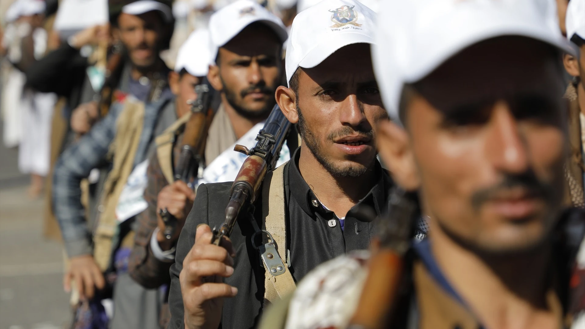 Miembros de los hutíes durante un desfile militar en la capital de Yemen, Saná.