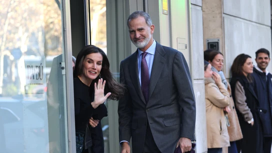 Los reyes Felipe y Letizia saludan a la prensa a su llegada al cumpleaños de la infanta Elena Los reyes Felipe y Letizia saludan a la prensa a su llegada al cumpleaños de la infanta Elena