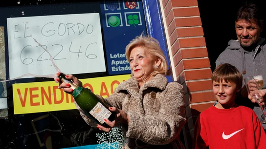 Una mujer celebrando el Gordo en una administración de Leganés en 2013 Una mujer celebrando el Gordo en una administración de Leganés en 2013