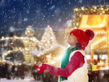 Niño en una ciudad en Navidad Niño en una ciudad en Navidad