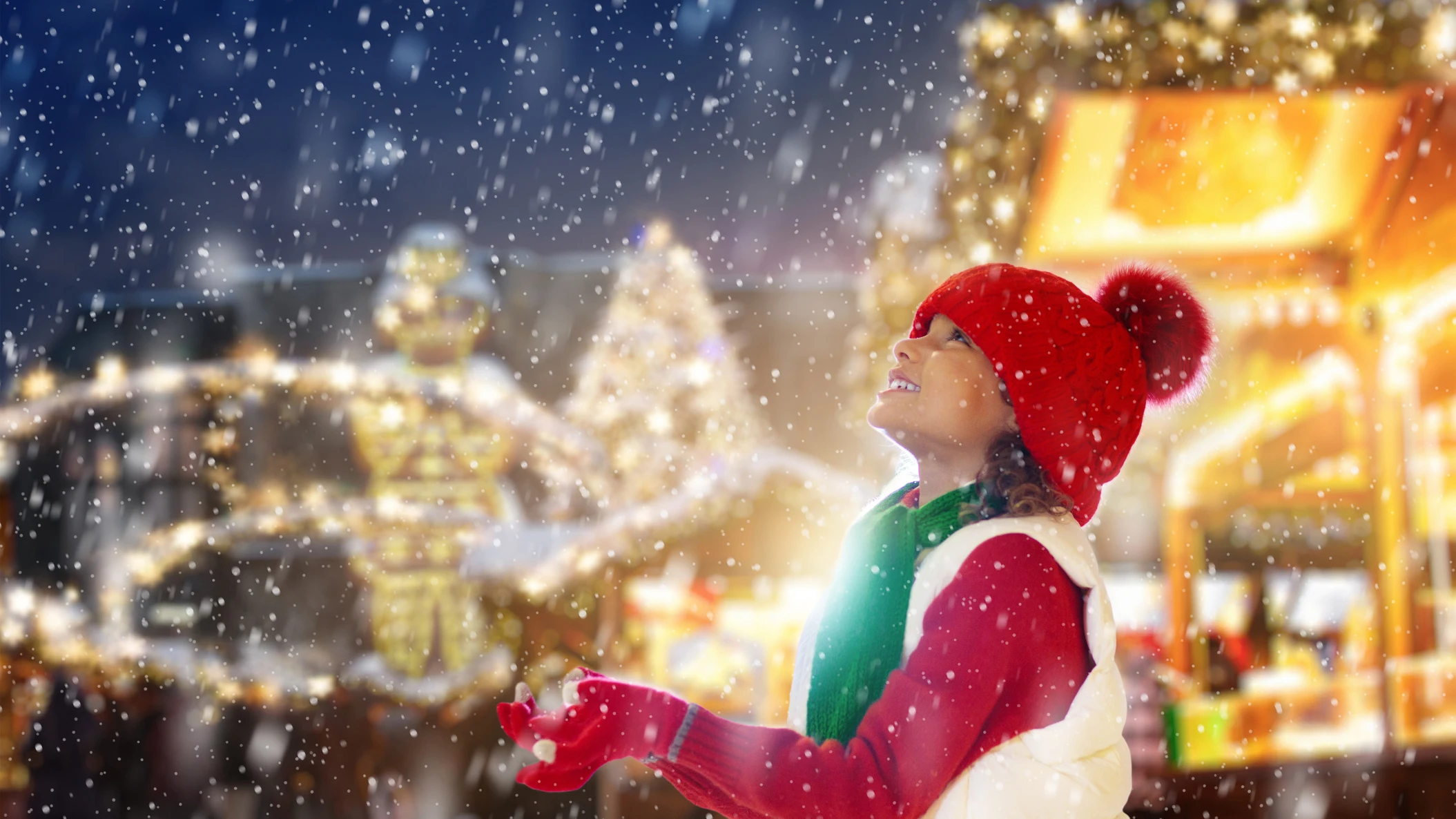 Niño en una ciudad en Navidad Niño en una ciudad en Navidad