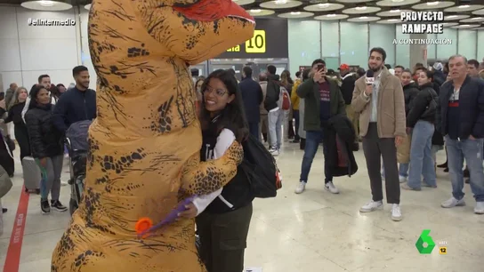 Isma Juárez es testigo del emotivo reencuentro entre un 'dinosaurio' y su novia "Hace cuatro años que no la veo", afirma el joven a Isma Juárez, que en este vídeo de El Intermedio se traslada hasta la terminal de llegadas del aeropuerto de Barajas para 'putodefender' la Navidad, dar abrazos y repartir regalos.