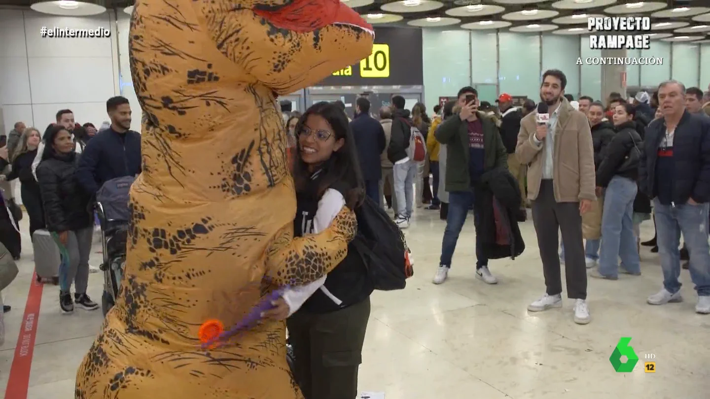Isma Juárez es testigo del emotivo reencuentro entre un 'dinosaurio' y su novia "Hace cuatro años que no la veo", afirma el joven a Isma Juárez, que en este vídeo de El Intermedio se traslada hasta la terminal de llegadas del aeropuerto de Barajas para 'putodefender' la Navidad, dar abrazos y repartir regalos.