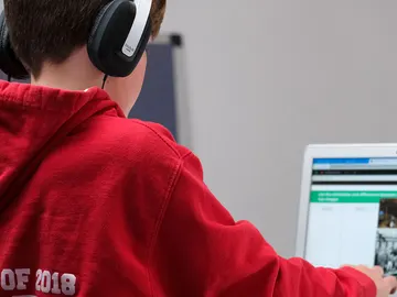 Un menor utilizando un ordenador Un menor utilizando un ordenador