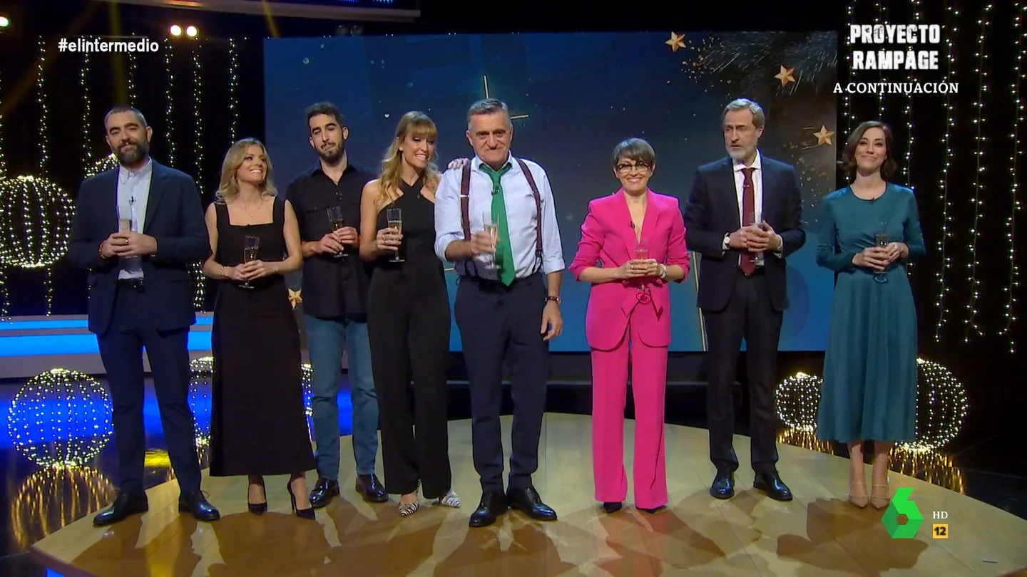 El Intermedio desea Feliz Navidad y próspero 2024 Wyoming, Sandra Sabatés, Dani Mateo, Thais Villas, Cristina Gallego, Andrea Ropero, Isma Juárez y Raúl Pérez se reúnen en el último programa de El Intermedio de 2023 para desear Feliz Navidad y próspero 2024. Su brindis, en este vídeo.