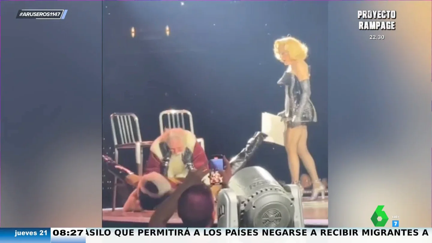 Papá Noel sufre un "jamacuco" en un concierto de Madonna tras un baile sexy de una bailarina: "Que nos quedamos sin regalos" Papá Noel sufre un "jamacuco" en un concierto de Madonna tras un baile sexy de una bailarina: "Que nos quedamos sin regalos"
