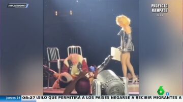 Papá Noel sufre un "jamacuco" en un concierto de Madonna tras un baile sexy de una bailarina: "Que nos quedamos sin regalos"