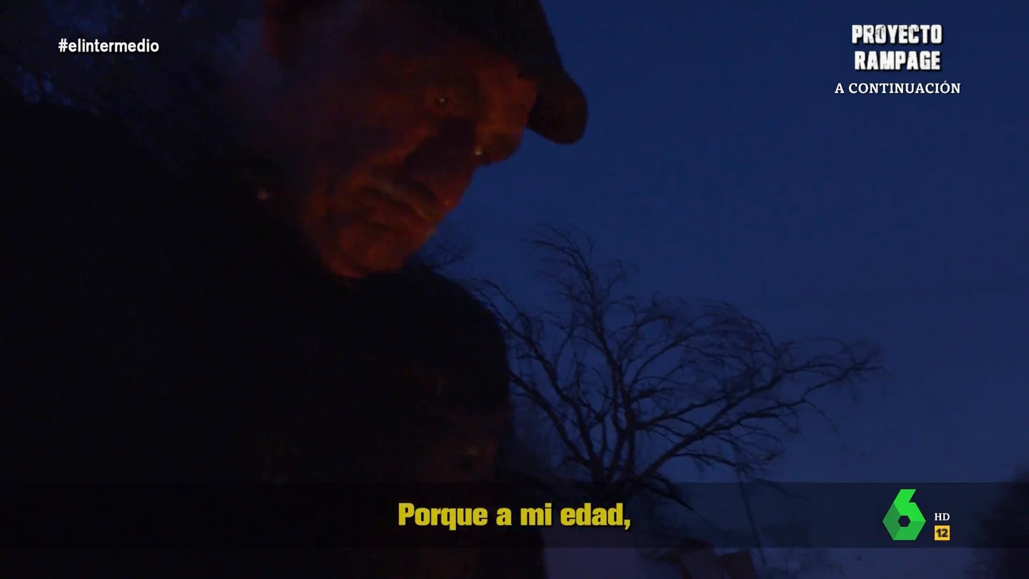 Un hombre explica a Andrea Ropero cómo es el invierno en la Cañada Real De las luces del centro de Madrid a la completa oscuridad de los sectores 5 y 6 de la Cañada Real. En este vídeo, los vecinos de este lugar cuentan a Andrea Ropero cómo afrontan el frío invierno tras cuatro años sin luz ni calefacción.