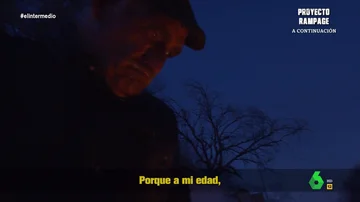 Un hombre explica a Andrea Ropero cómo es el invierno en la Cañada Real Un hombre explica a Andrea Ropero cómo es el invierno en la Cañada Real