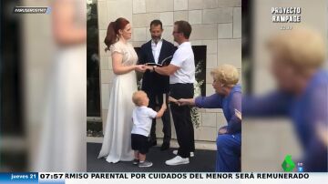 El divertido momento en el que un niño se opone a la boda de su madre pegándole al novio con un abanico