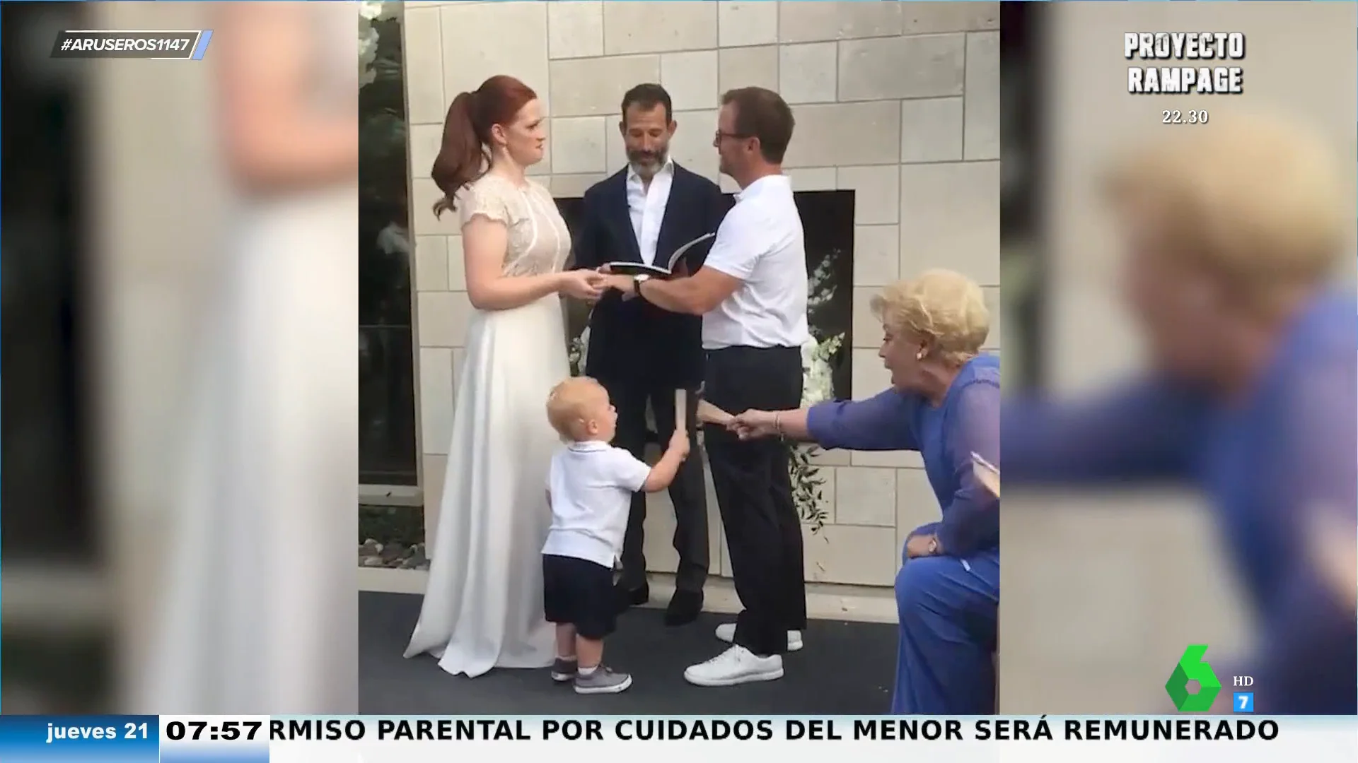 El divertido momento en el que un niño se opone a la boda de su madre pegándole al novio con un abanico