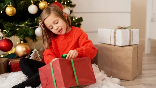 ¿Qué pasa si un familiar le quiere regalar a tu hijo algo que tú no quieres? Habla y negocia con la familia los regalos de los niños ¿Qué pasa si un familiar le quiere regalar a tu hijo algo que tú no quieres? Habla y negocia con la familia los regalos de los niños