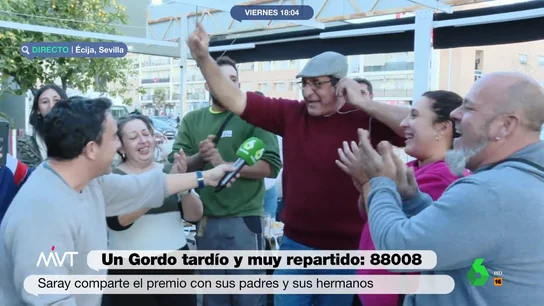 El espontáneo canto de un cuponero de Écija agraciado con el Gordo: "Esta noche no me acuesto que..." El espontáneo canto de un cuponero de Écija agraciado con el Gordo: "Esta noche no me acuesto que..."