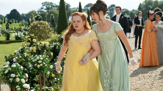 Penelope Featherington (Nicola Caughan) y Eloise Bridgerton (Claudia Jessie) cuando a&uacute;n eran amigas en la temporada 2 de 'Los Bridgerton'.