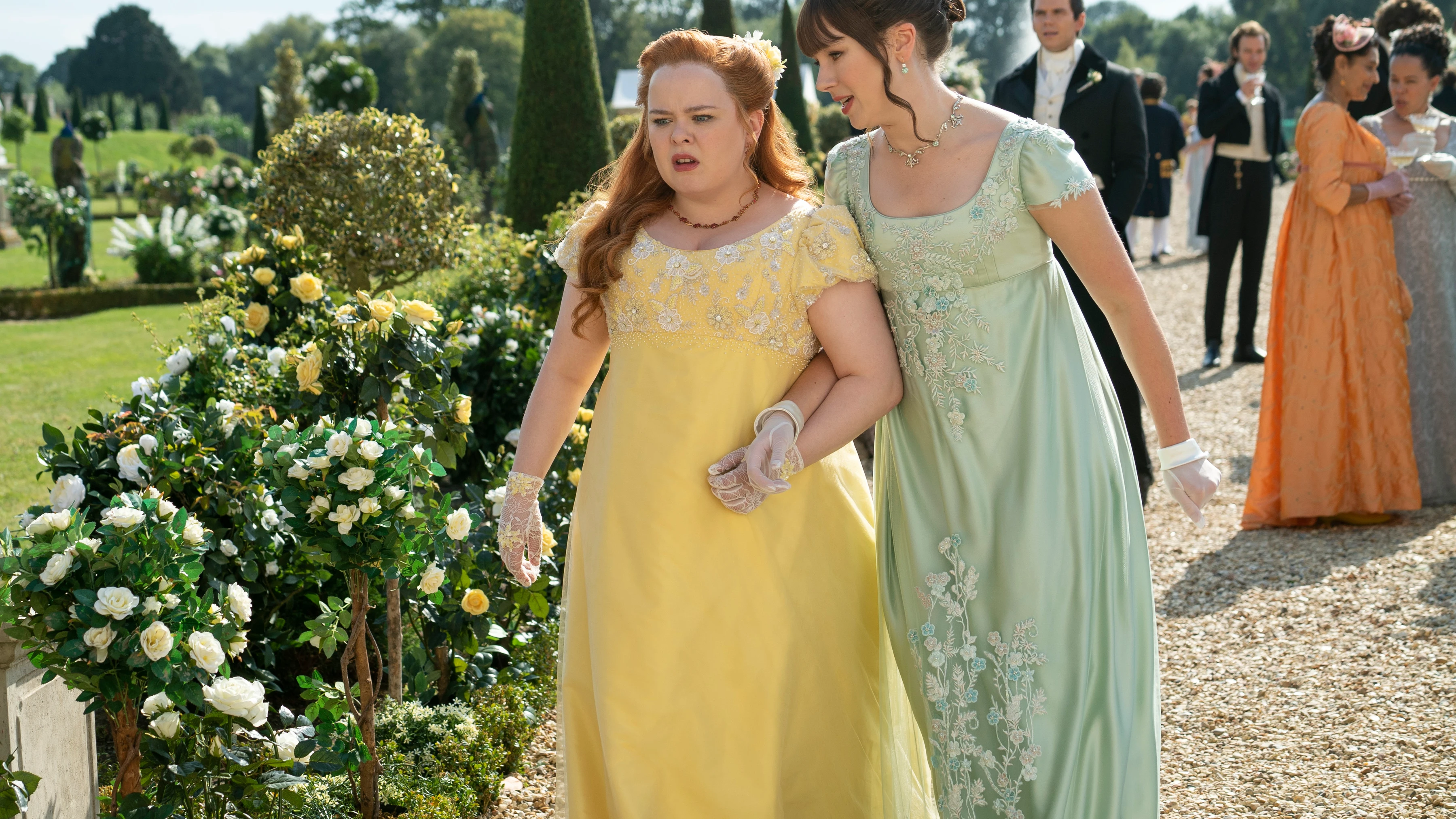 Penelope Featherington (Nicola Caughan) y Eloise Bridgerton (Claudia Jessie) cuando aún eran amigas en la temporada 2 de 'Los Bridgerton'.