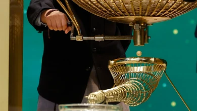 Uno de los niños de San Ildefonso saca las bolas de uno de los bombos durante el sorteo extraordinario de Navidad de la Lotería Nacional este viernes en el Teatro Real de Madrid. Uno de los niños de San Ildefonso saca las bolas de uno de los bombos durante el sorteo extraordinario de Navidad de la Lotería Nacional este viernes en el Teatro Real de Madrid.