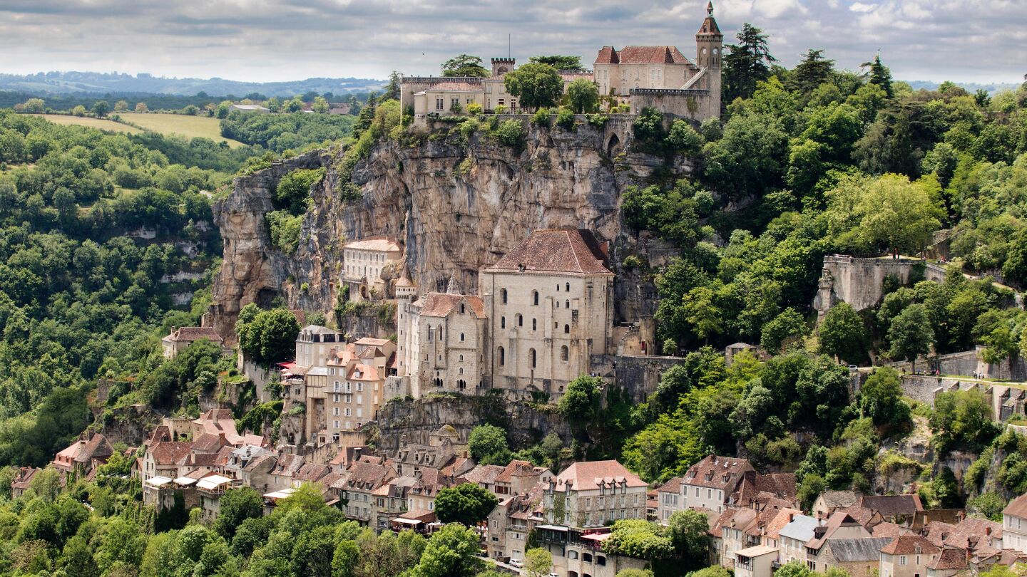 Pueblo medieval construido en la monta&ntilde;a