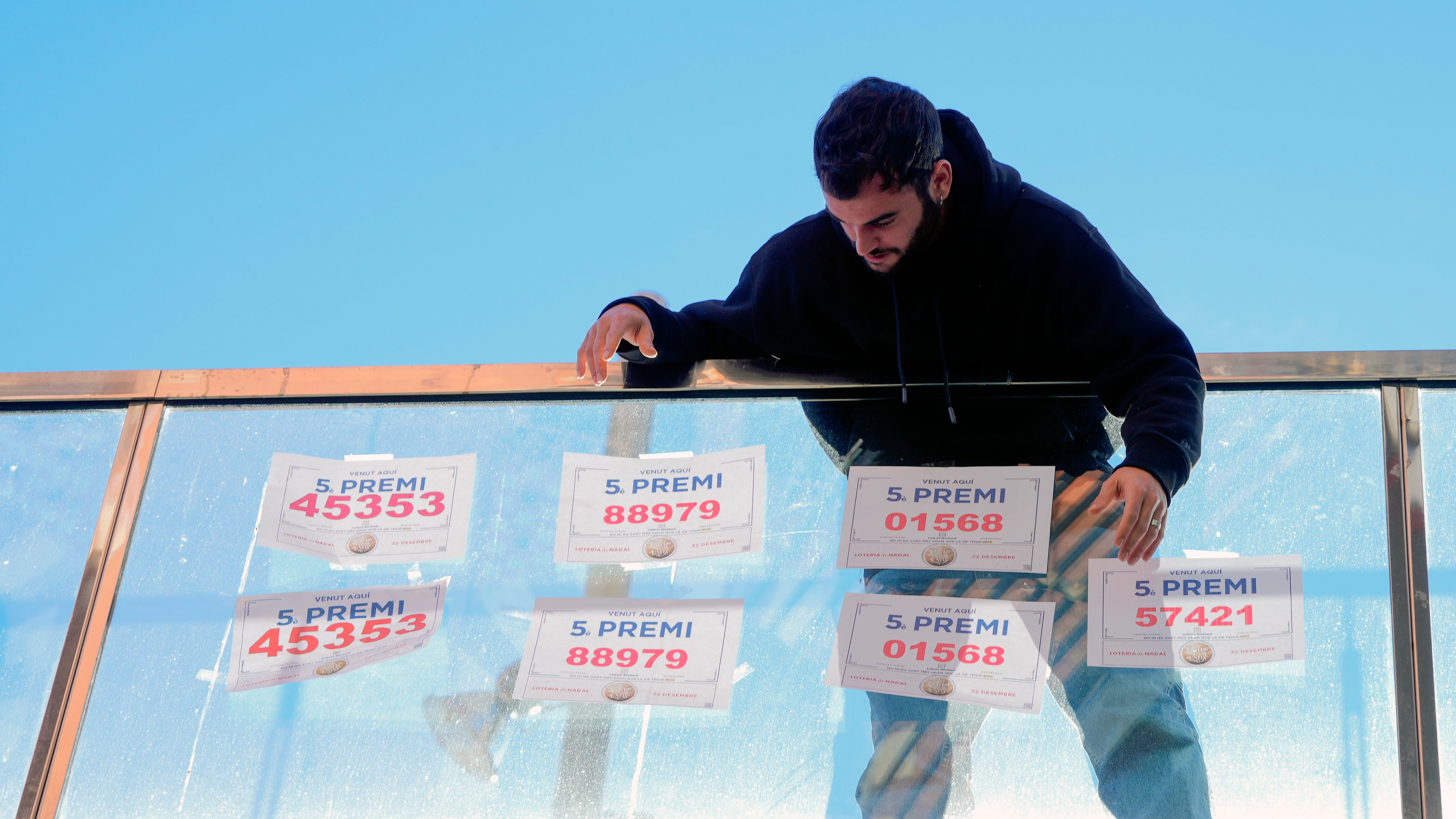 GRAFCAT7747. BARCELONA, 22/12/2023.- Los propietarios y trabajadores de la administración de lotería Las Arenas de Barcelona, ubicada en el centro comercial del mismo nombre, celebran haber repartido décimos de cuatro distintos quintos premios del sorteo de la Loteria de Navidad de 2023