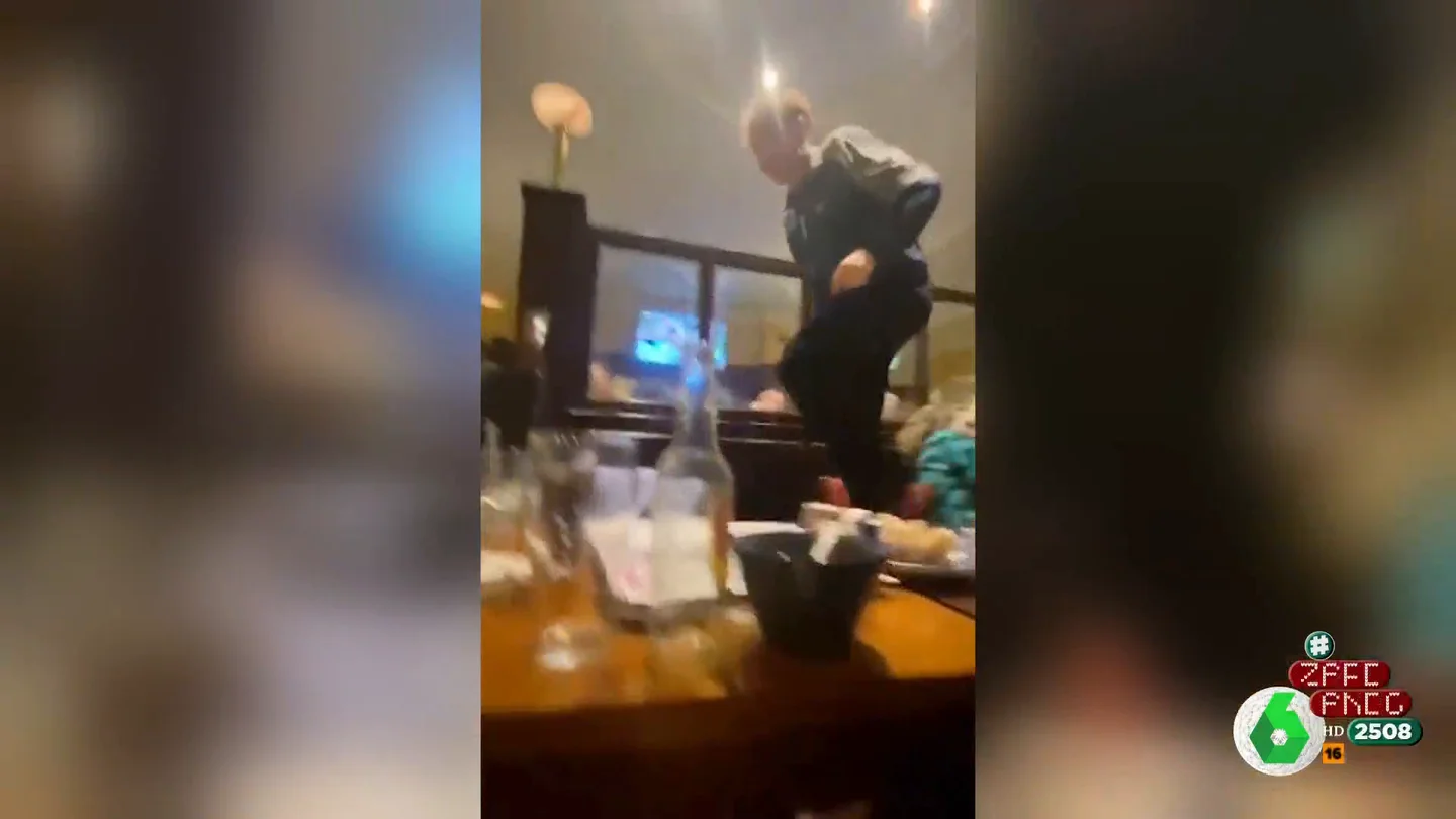 Un chico intenta imitar a 'Superman' y termina 'aterrizando' en un árbol de Navidad Un chico intenta imitar a 'Superman' y termina 'aterrizando' en un árbol de Navidad