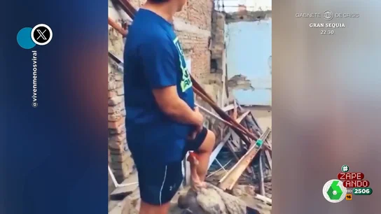Un hombre es atacado por un pavo, con bastante puntería Un hombre es atacado por un pavo, con bastante puntería