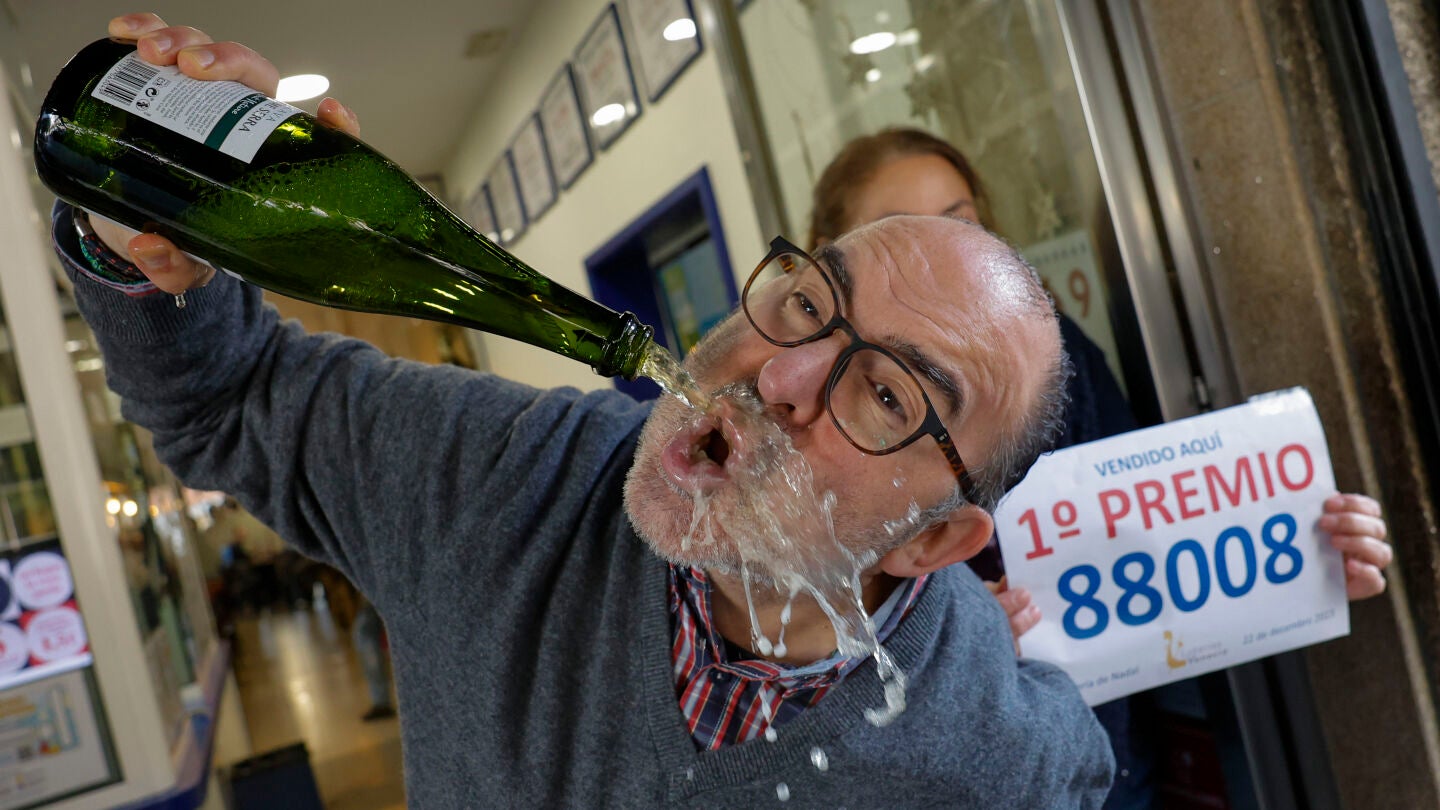 Óscar del Toro celebra la venta de un décimo del Gordo del sorteo extraordinario de Navidad de la Lotería Nacional que ha recaído en el 88.008, en la cafetería Venecia.