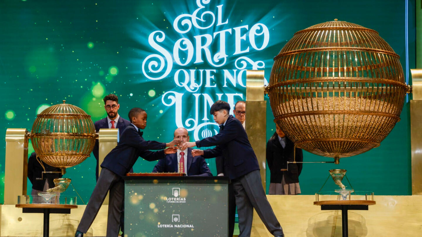 Dos ni&ntilde;os de San Ildefonso cantan los n&uacute;meros y sus correspondientes premios al inicio del sorteo extraordinario de Navidad de la Loter&iacute;a Nacional este viernes en el Teatro Real de Madrid. 