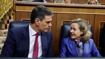 Pedro Sánchez y Nadia Calviño en el Congreso de los Diputados