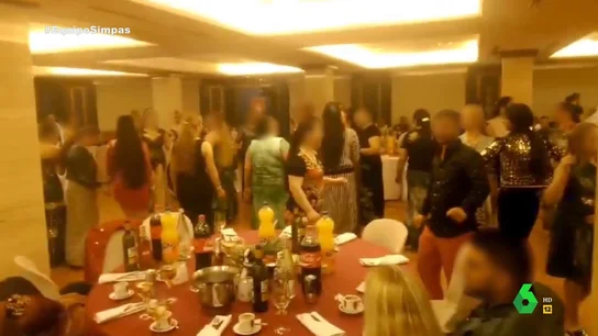 Una hostelera denuncia el mayor 'simpa' hecho en España: "Salieron con la excusa de ver fuegos artificiales y se metieron en sus coches" Una hostelera denuncia el mayor 'simpa' hecho en España: "Salieron con la excusa de ver fuegos artificiales y se metieron en sus coches"