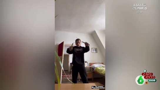 La accidentada demostración de un joven de su habilidad con el nunchaku La accidentada demostración de un joven de su habilidad con el nunchaku