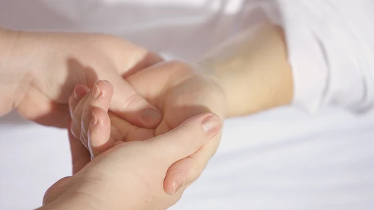 Un hombre recupera el movimiento de la mano gracias a un trasplante pionero de nervios de un pie Un hombre recupera el movimiento de la mano gracias a un trasplante pionero de nervios de un pie