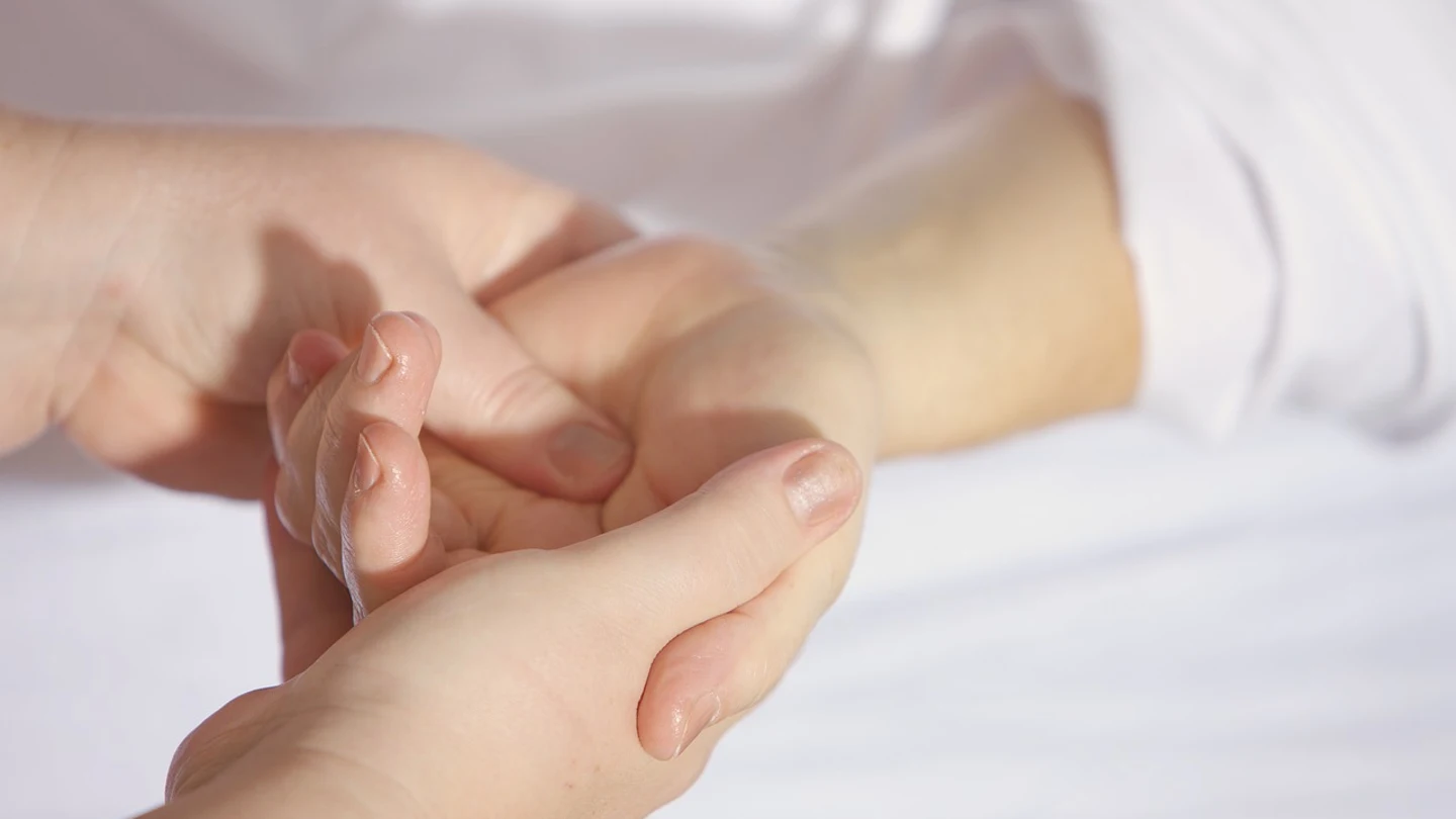 Un hombre recupera el movimiento de la mano gracias a un trasplante pionero de nervios de un pie Un hombre recupera el movimiento de la mano gracias a un trasplante pionero de nervios de un pie