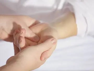 Un hombre recupera el movimiento de la mano gracias a un trasplante pionero de nervios de un pie