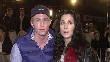 Cher posa junto a su hijo Elijah Blue Allman en una imagen de archivo