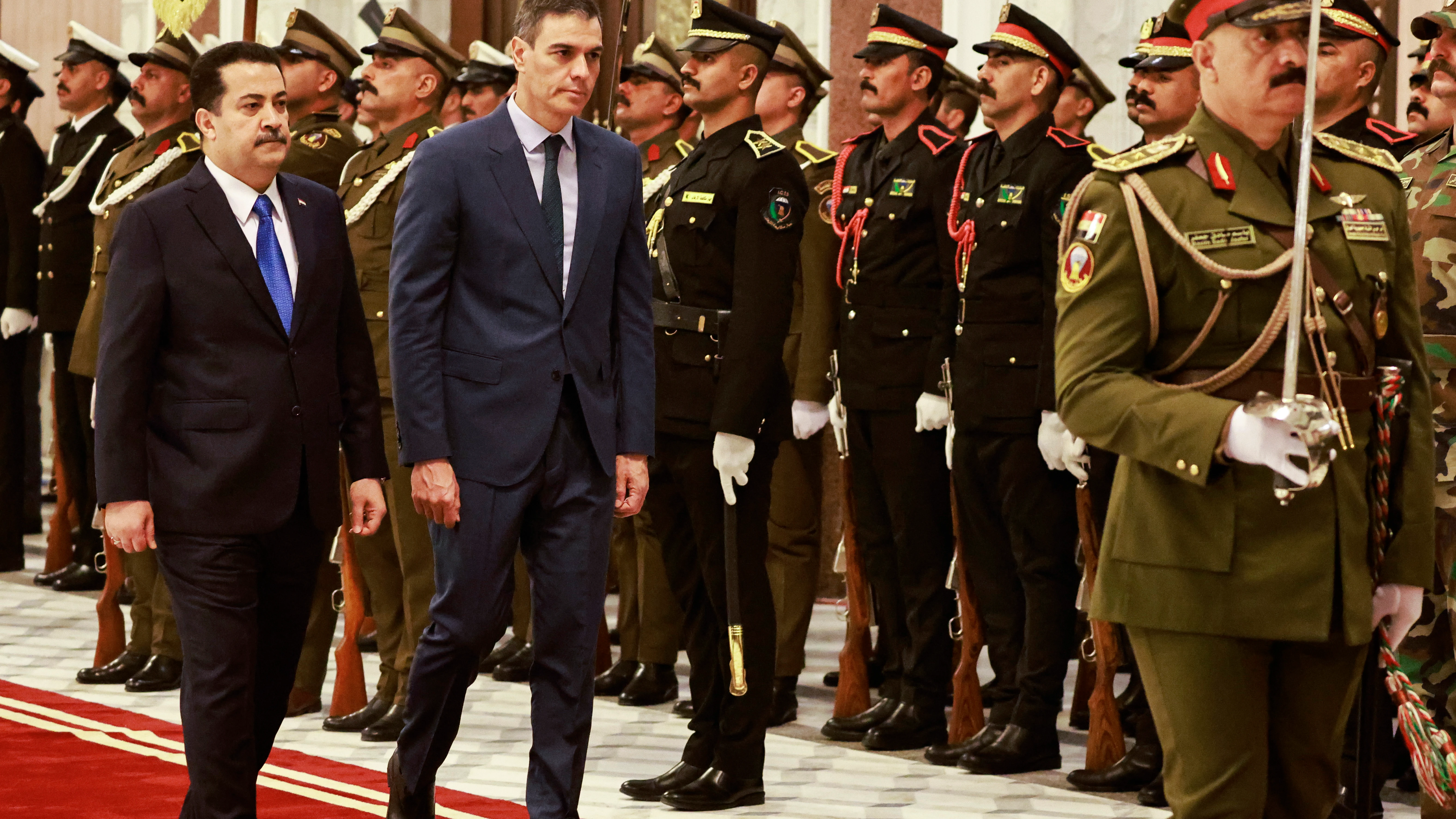 El primer ministro iraquí, Mohammed Shia al-Sudani, junto al presidente del Gobierno, Pedro Sánchez, en la visita oficial a Bagdad.