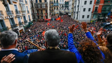 Joseba Asiron (EH Bildu), recién recuperada la Alcaldía de Pamplona, sale al balcón del Ayuntamiento de Pamplona a celebrar