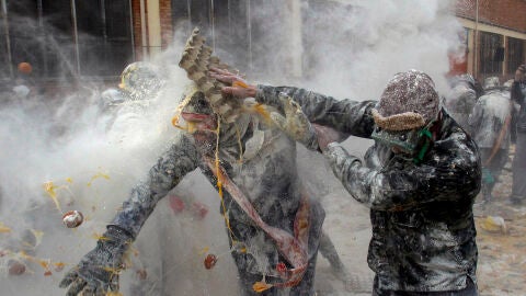 Fiesta de 'Els enfarinats' en Ibi, Alicante