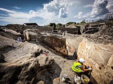 Foto de archivo de un arqueólogo durante unos trabajos de excavación en Pompeya