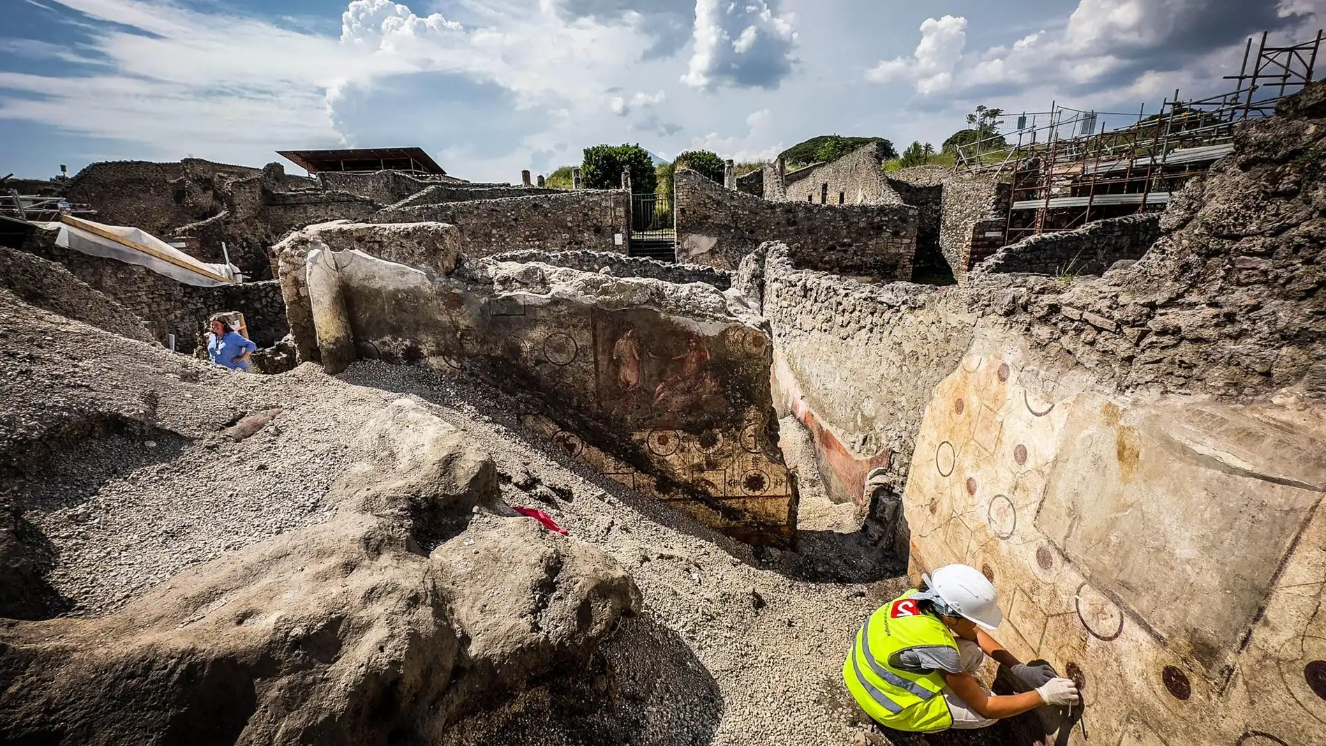 Foto de archivo de un arqueólogo durante unos trabajos de excavación en Pompeya