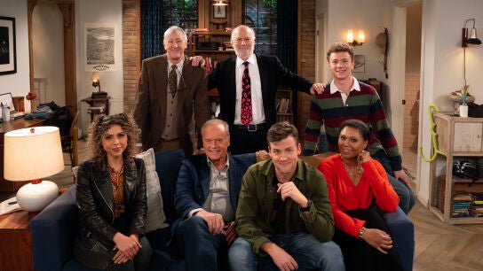 Kelsey Grammer (sentado en el centro) junto al reparto de 'Frasier', al completo.
