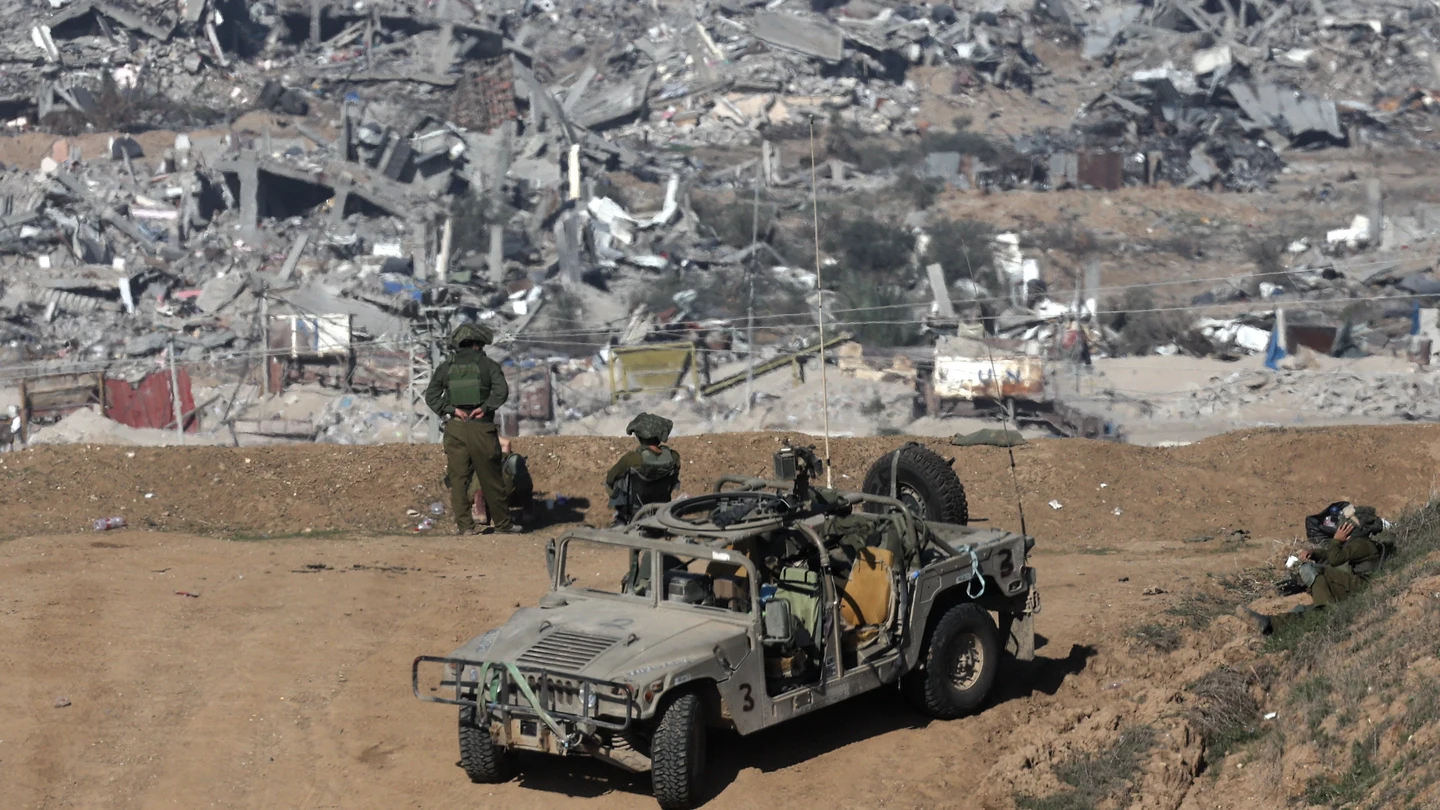 Soldados del Ejército israelí hacen guardia en una posición cerca de la frontera entre Israel y Gaza Soldados del Ejército israelí hacen guardia en una posición cerca de la frontera entre Israel y Gaza