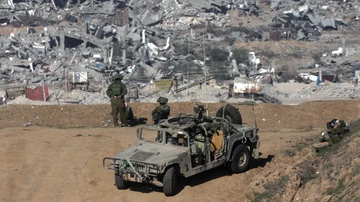 Soldados del Ejército israelí hacen guardia en una posición cerca de la frontera entre Israel y Gaza