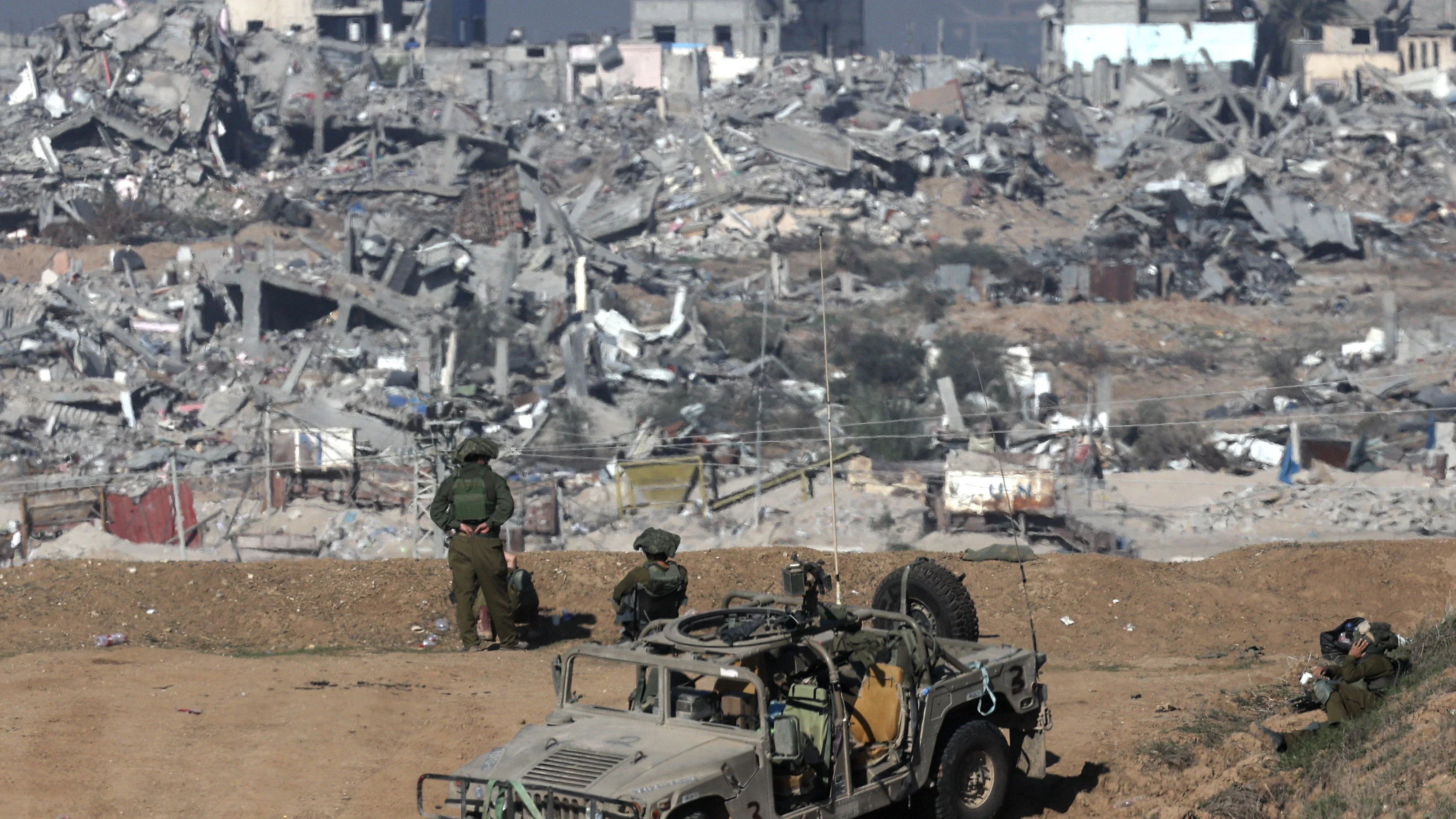 Soldados del Ejército israelí hacen guardia en una posición cerca de la frontera entre Israel y Gaza