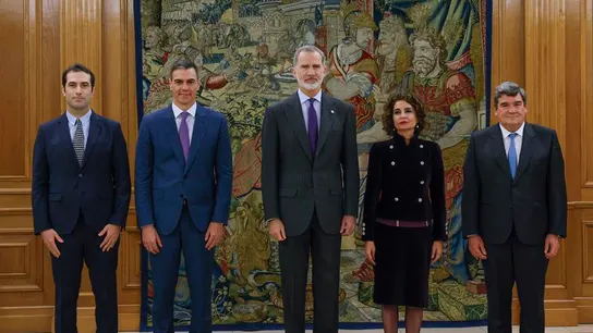 El presidente del Gobierno, Pedro Sánchez, y el rey Felipe VI posan junto a Carlos Cuerpo, nuevo ministro de Economía, María Jesús Montero, vicepresidenta primera y el ministro de Transformación Digital, José Luis Escrivá. Carlos Cuerpo, María Jesús Montero y José Luis Escrivá prometen sus cargos ante el rey en Zarzuela