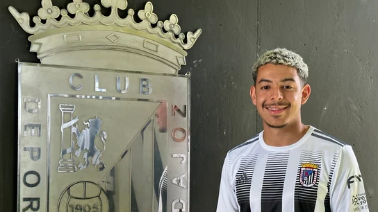 Bilal Kandoussi, el día de su presentación con el Badajoz Bilal Kandoussi, el día de su presentación con el Badajoz