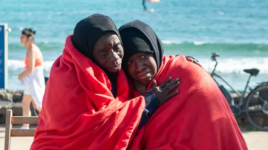 Dos mujeres llegadas a Lanzarote en una lancha neumática con 48 personas de origen subsahariano y magrebí a bordo.  Dos mujeres llegadas a Lanzarote en una lancha neumática con 48 personas de origen subsahariano y magrebí a bordo.