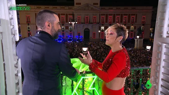 Cristina Pardo y Dani Mateo en la Puerta del Sol Cristina Pardo y Dani Mateo en la Puerta del Sol